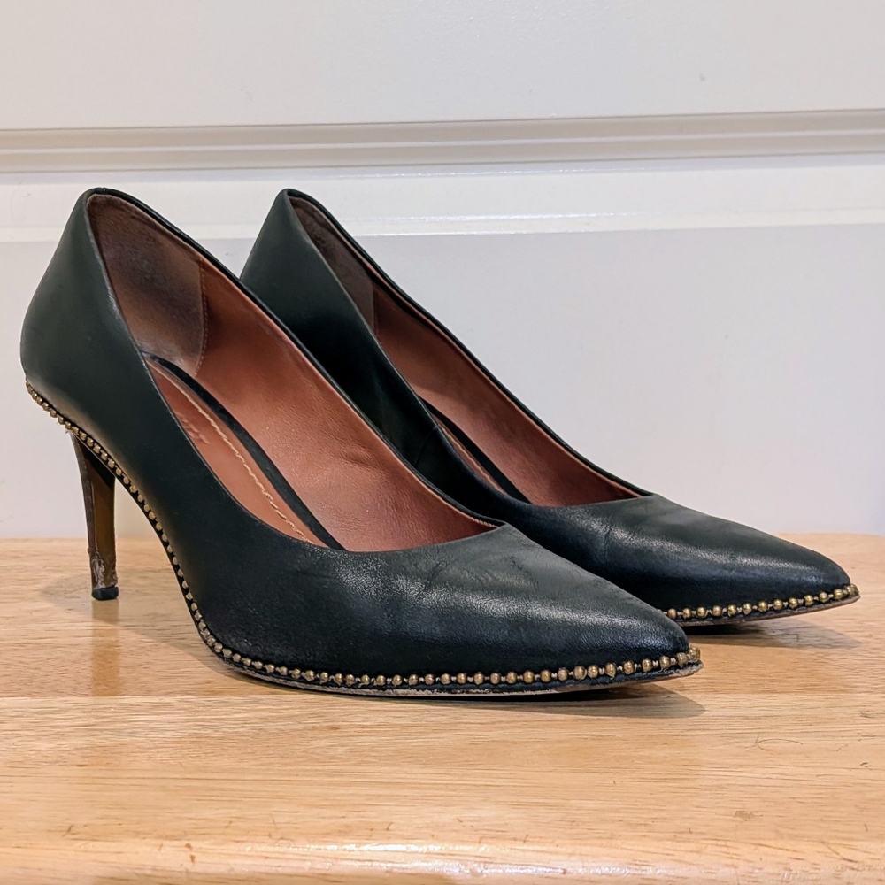 GUC Coach 8 Waverly Pump in Black Leather with Gold Ball Chain Detail